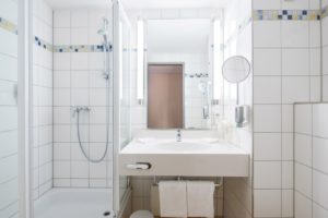 Badezimmer mit Dusche PhiLeRo Hotel Köln
