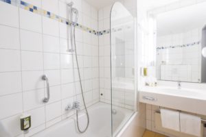 Badezimmer mit Badewanne PhiLeRo Hotel Köln